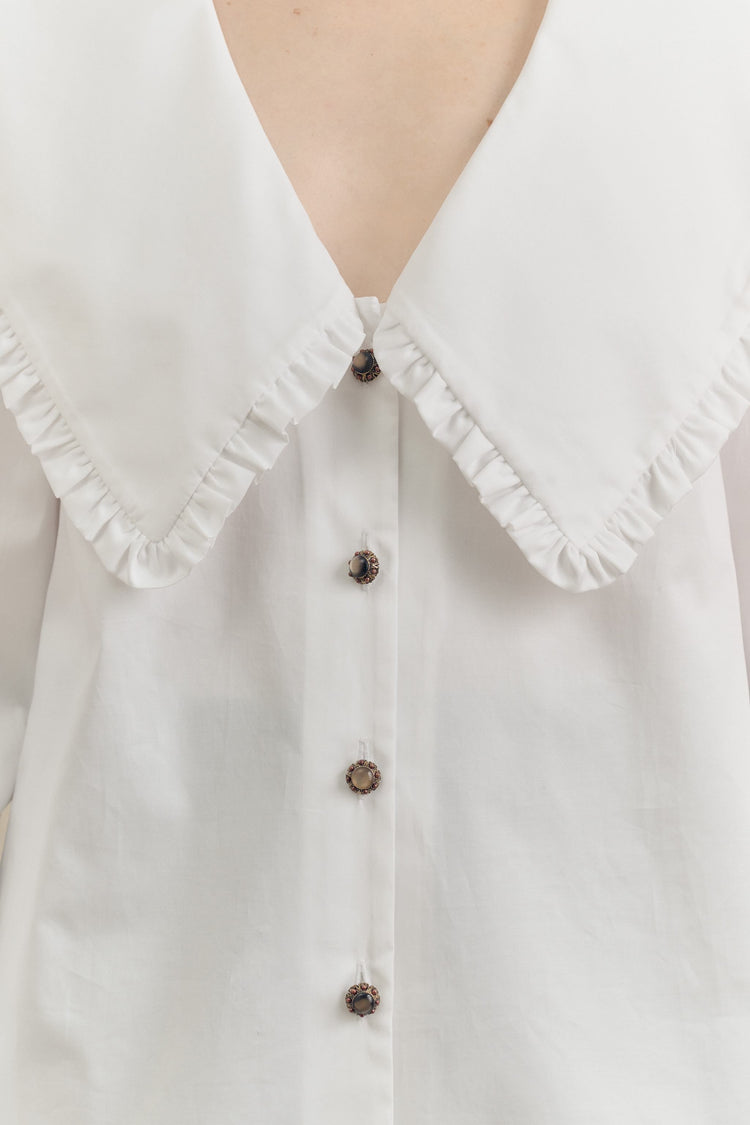White cotton poplin shirt by Botteghe Oscure with maxi collar with ruches and vintage buttons.