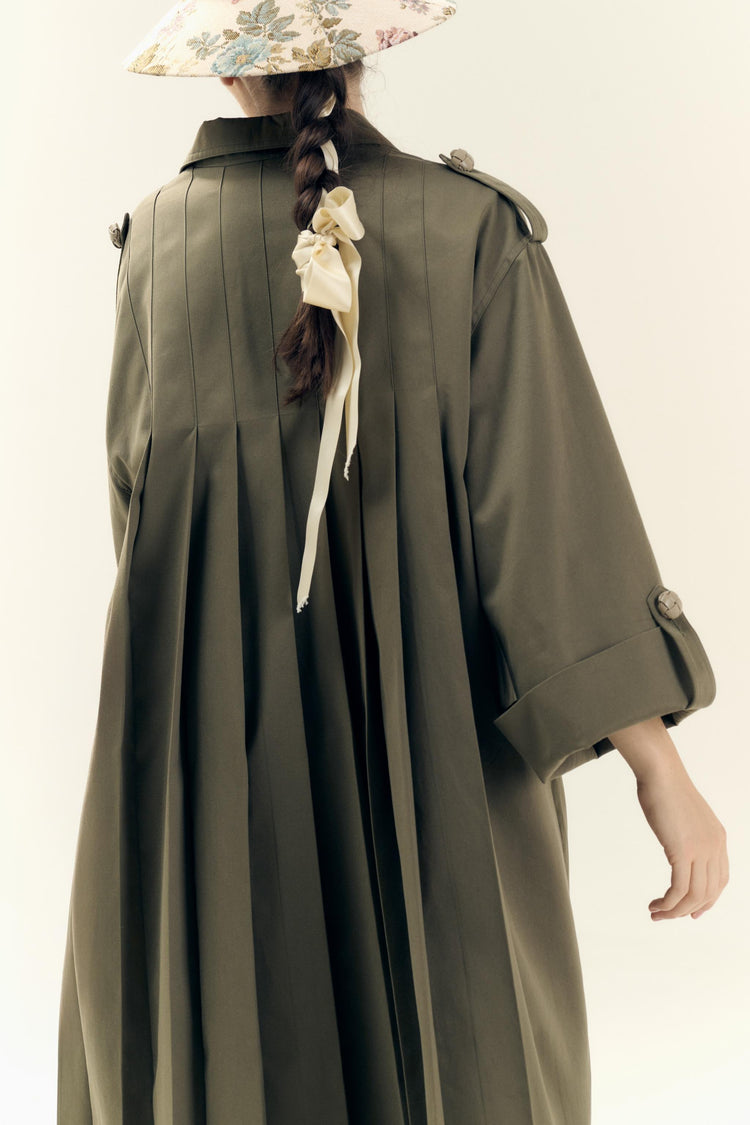 Parka oversized in cotton drill with back pleated paned and leather woven buttons by Botteghe Oscure