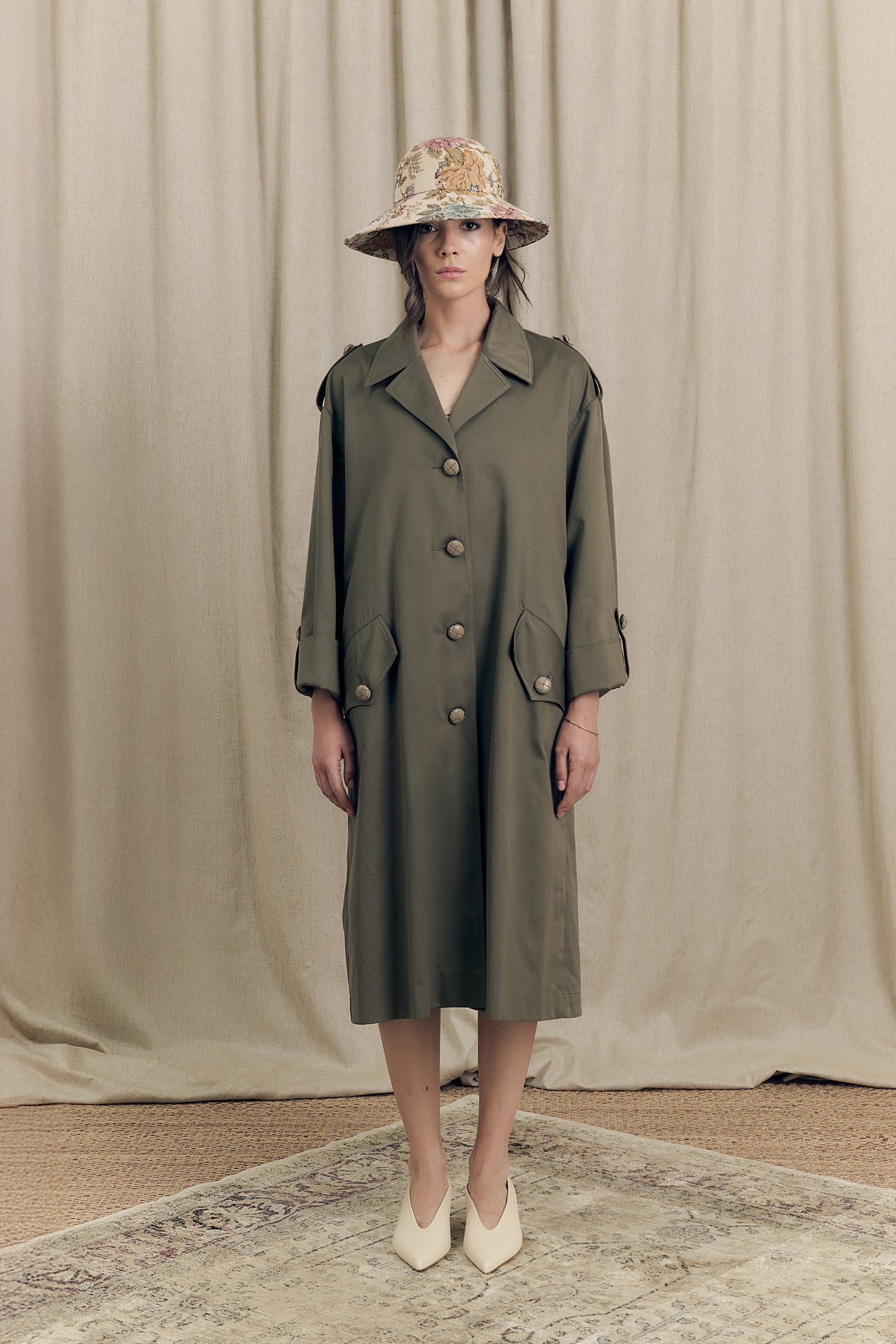 Front view of oversized green parka in cotton drill with hand-pleated back and leather buttons – Botteghe Oscure