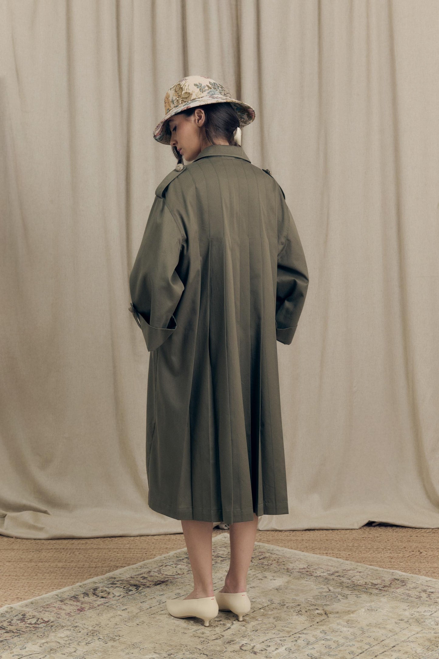 Back view of oversized green parka in cotton drill with hand-pleated back and leather buttons – Botteghe Oscure