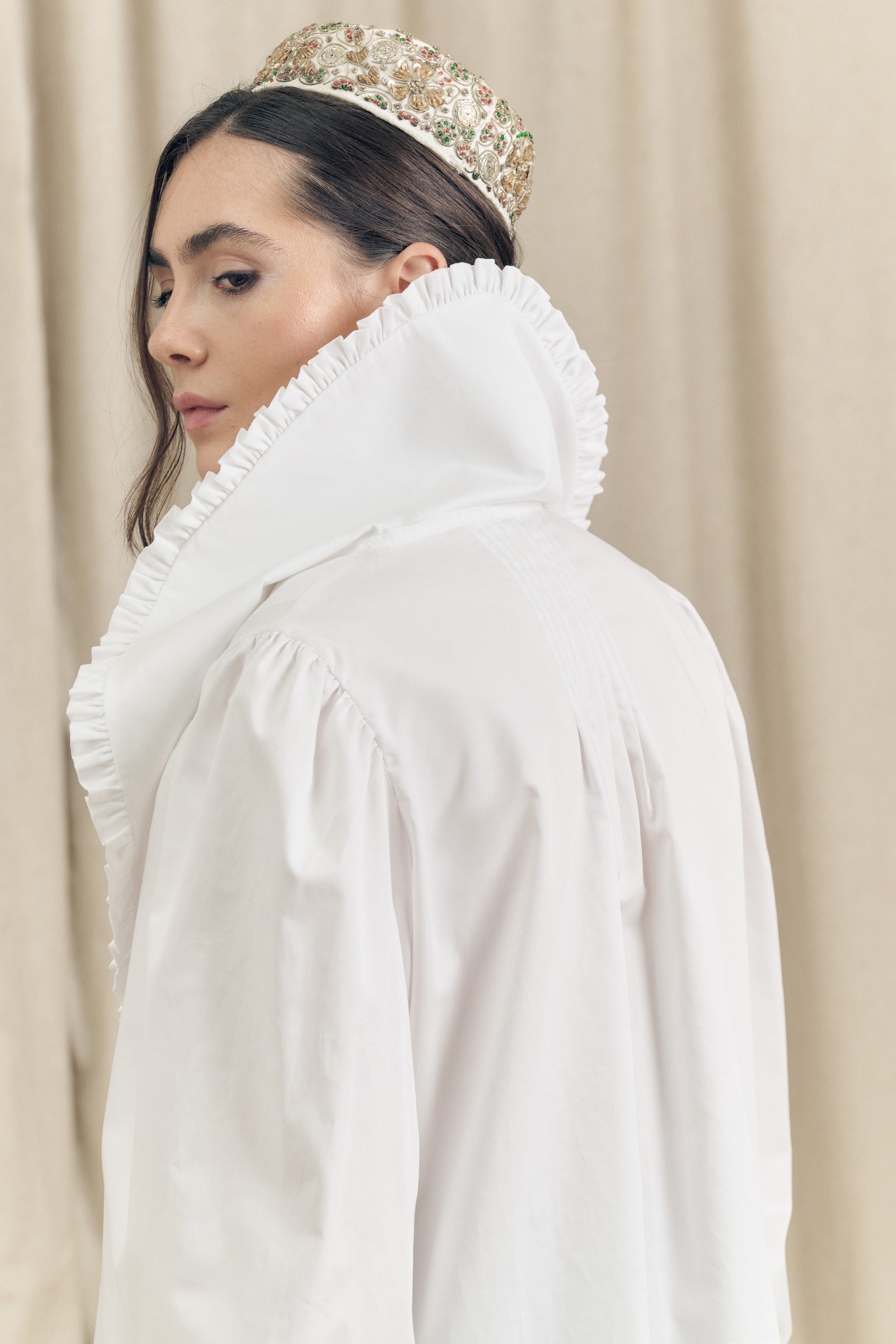 Model wearing a white cotton oversize shirt with ruffle collar and 1930s vintage buttons by Botteghe Oscure – detail collar view 