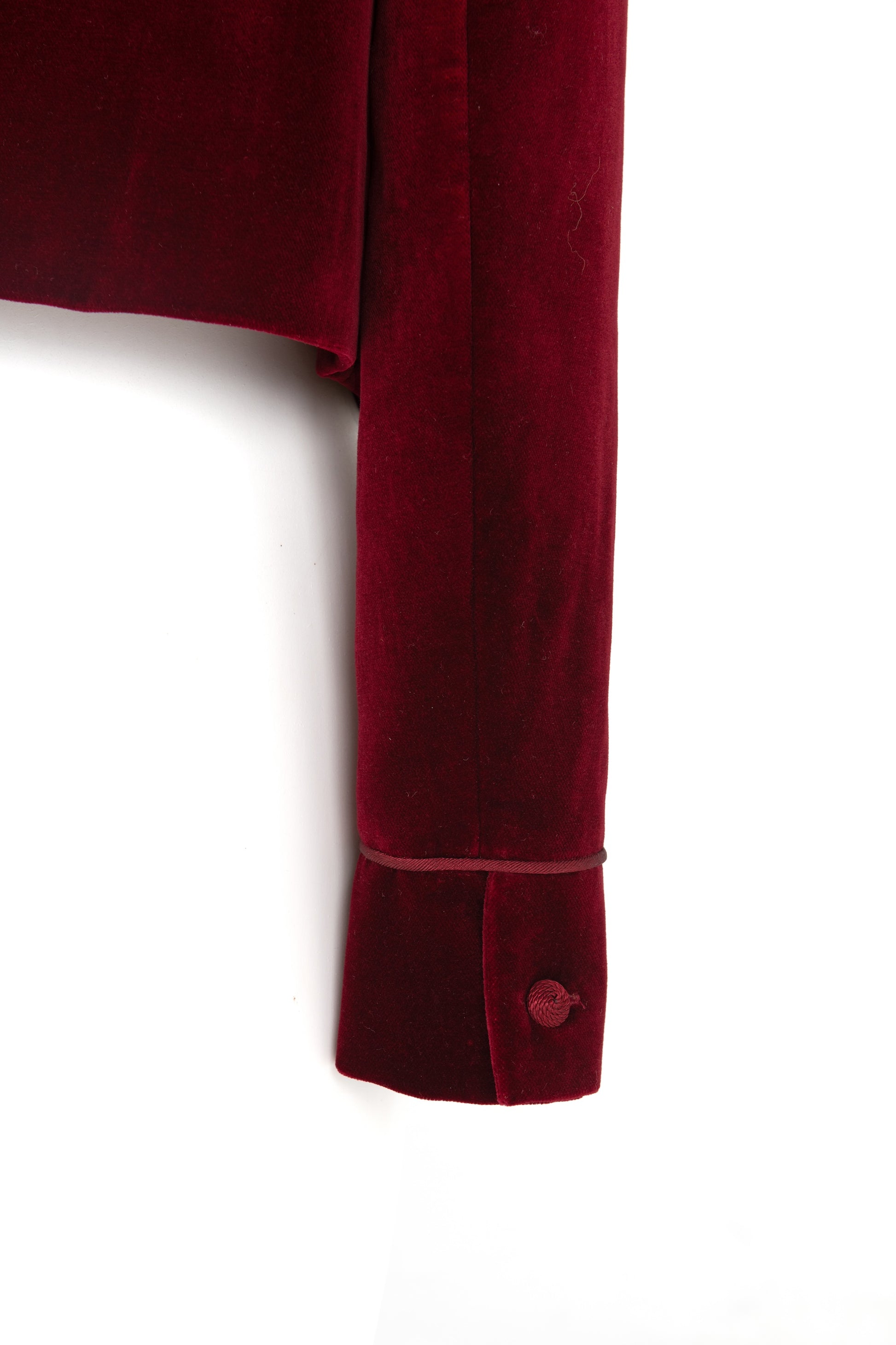Botteghe Oscure Brandebourg jacket in bordeaux velvet, cropped boxy fit, button detail close-up.