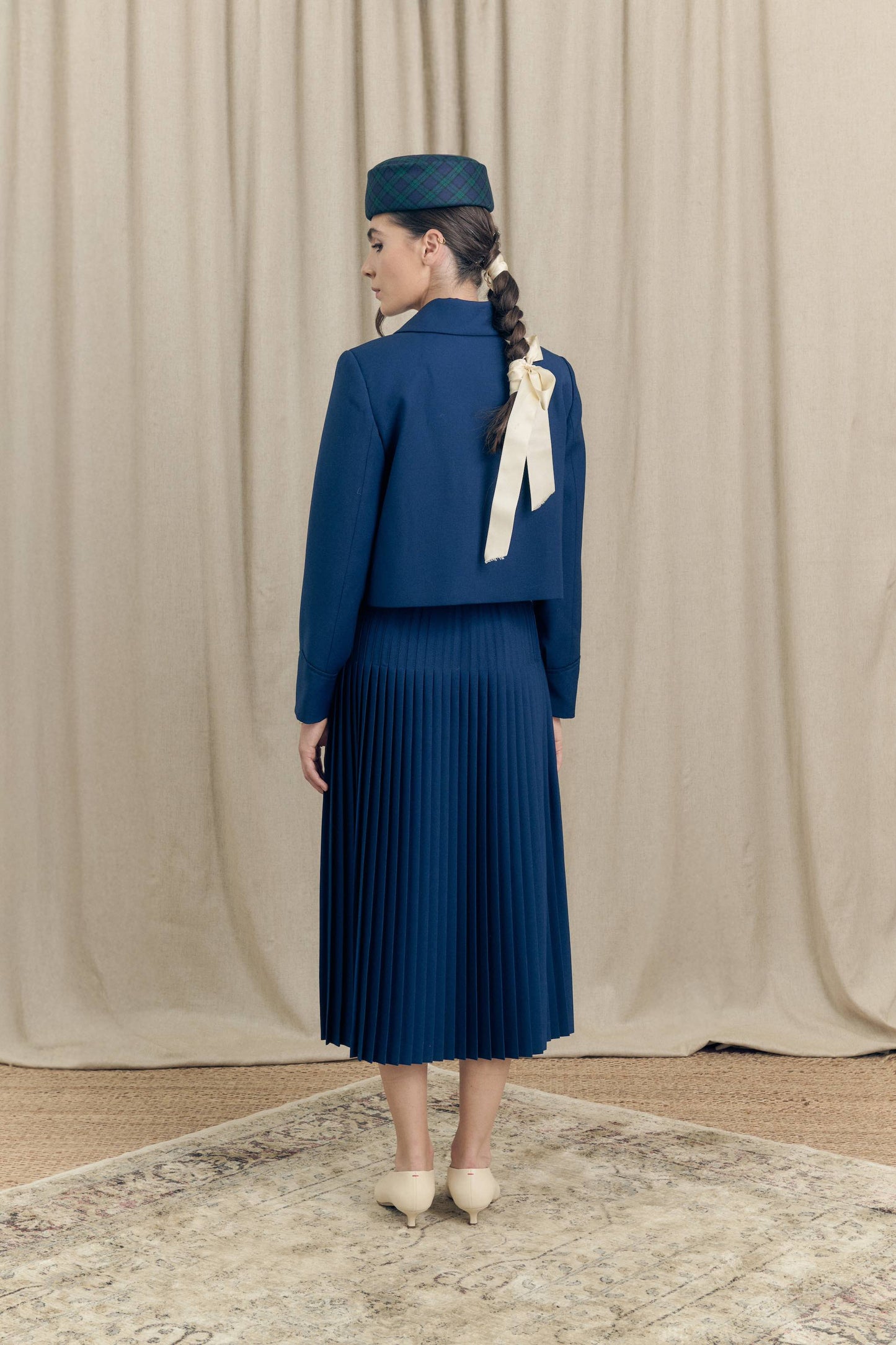 Botteghe Oscure look 19 Plissé Dos skirt movement showing back pleats.