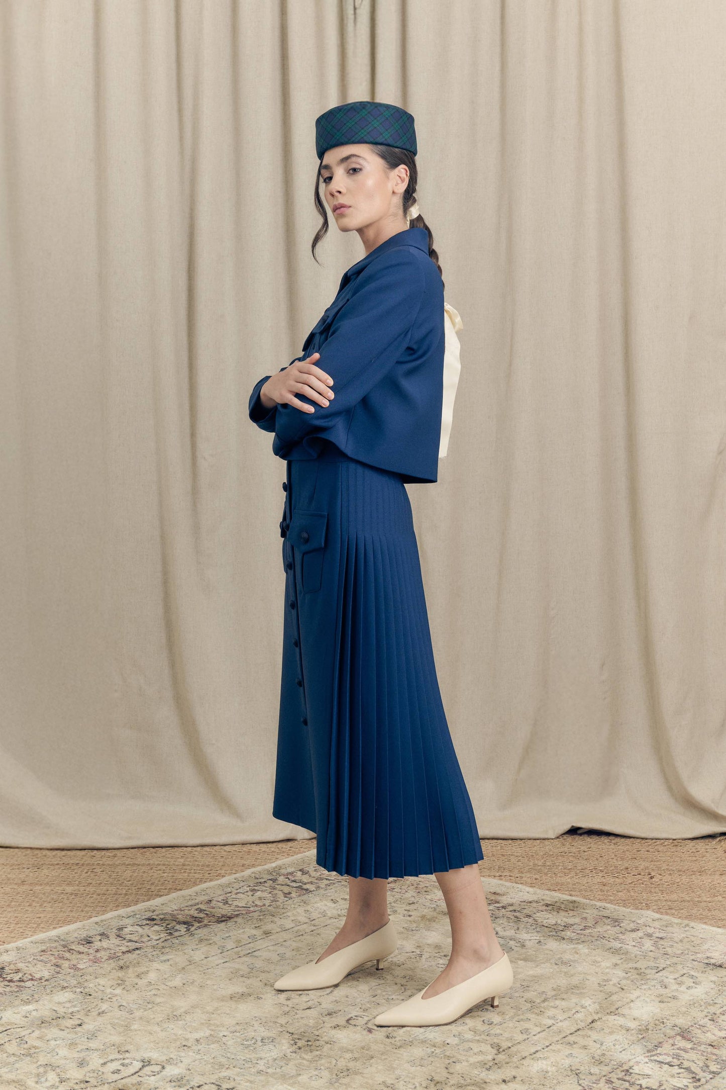 Botteghe Oscure look 19 Plissé Dos skirt movement showing back pleats.
