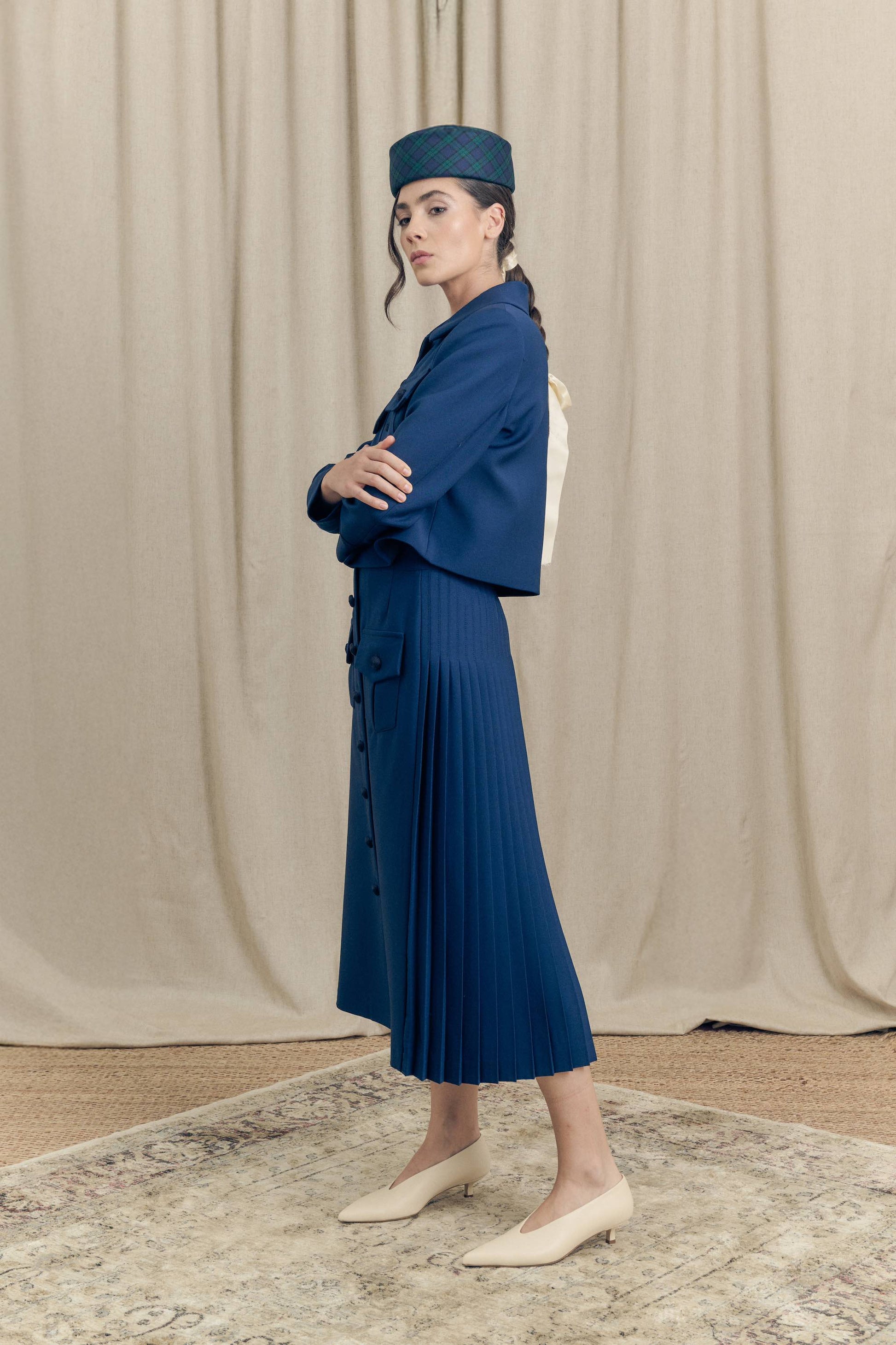 Botteghe Oscure look 19 Plissé Dos skirt movement showing back pleats.