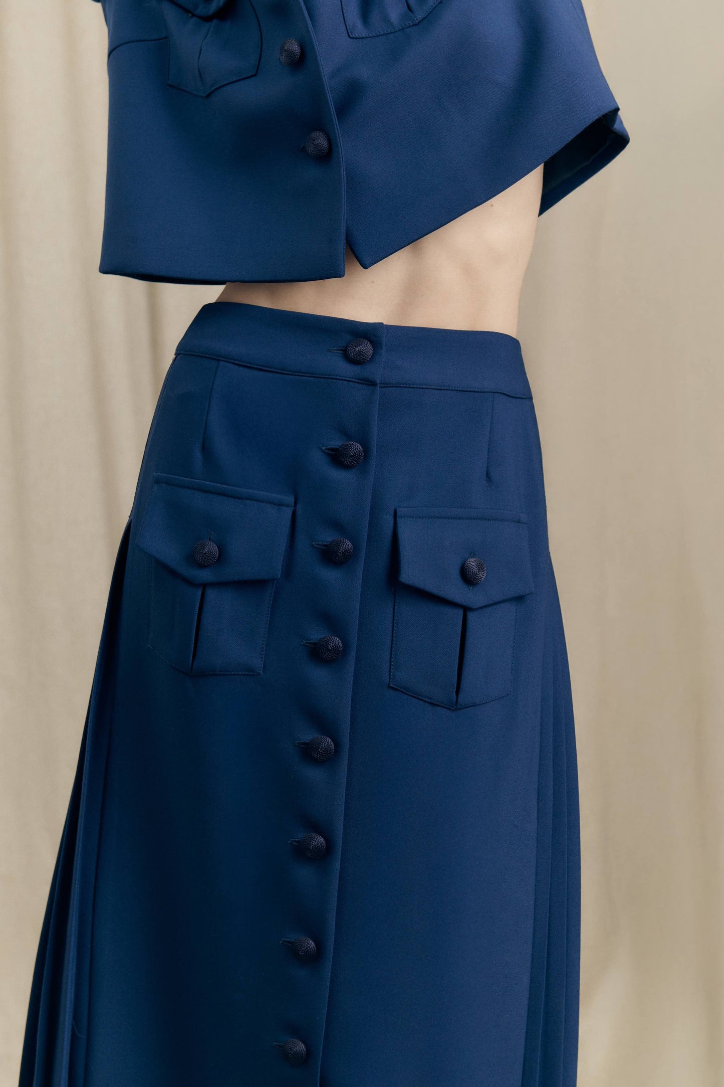 Botteghe Oscure look 19 Plissé Dos skirt movement showing back pleats