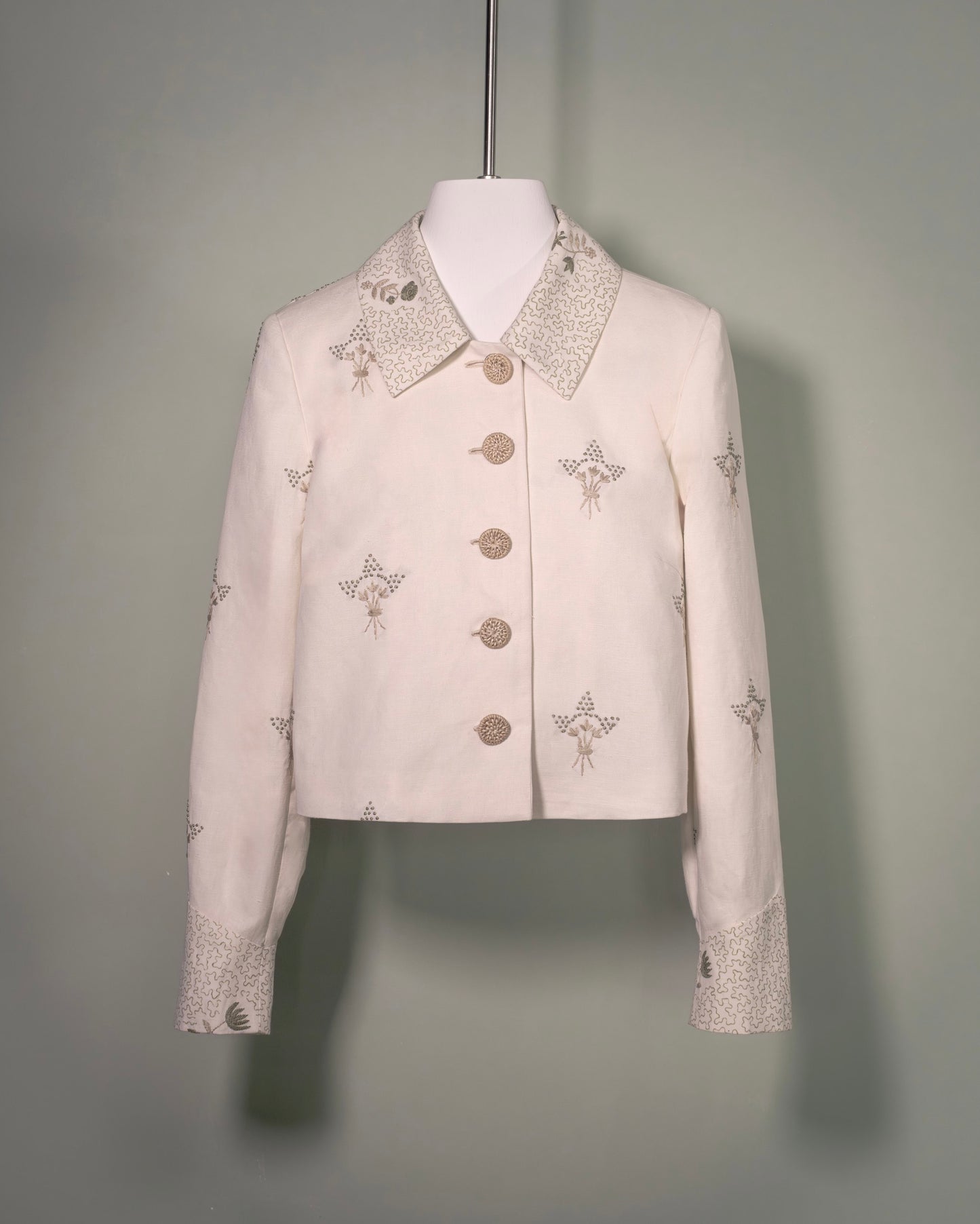 Botteghe Oscure Carré Jacket in archival English linen with hand-embroidered floral bouquets, front view.