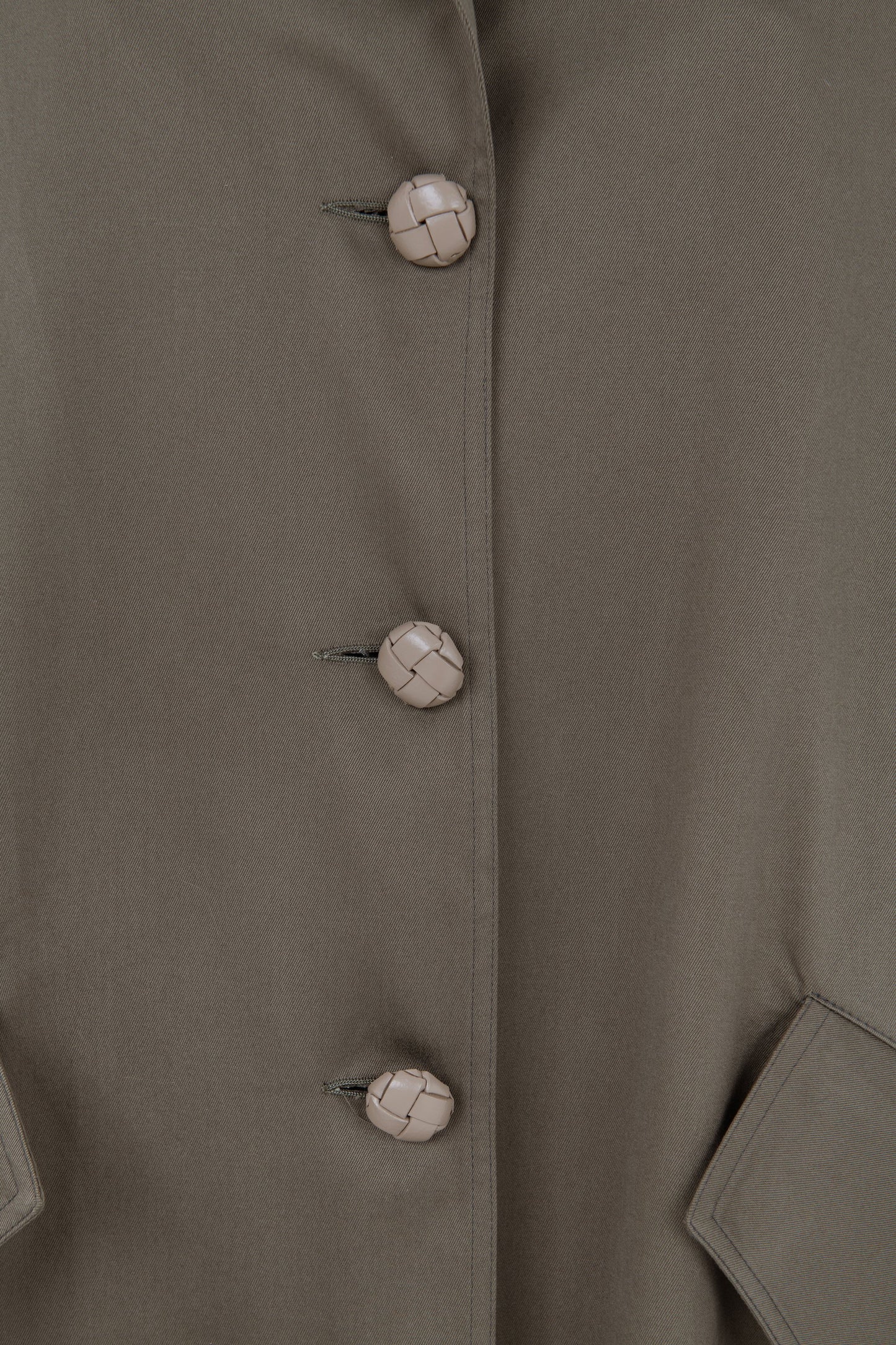 Close-up of braided leather buttons on cotton  oversized parka with pleated back  – Botteghe Oscure