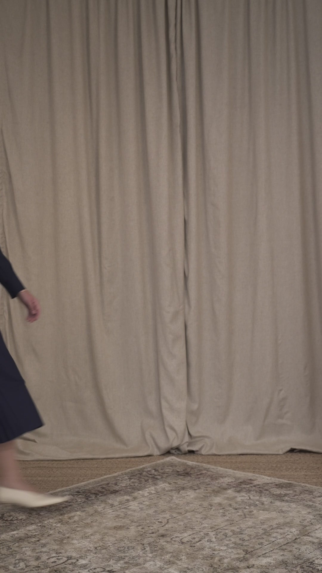 Botteghe Oscure look 19 tailored wool set in motion, Carré jacket and Plissé Dos skirt.