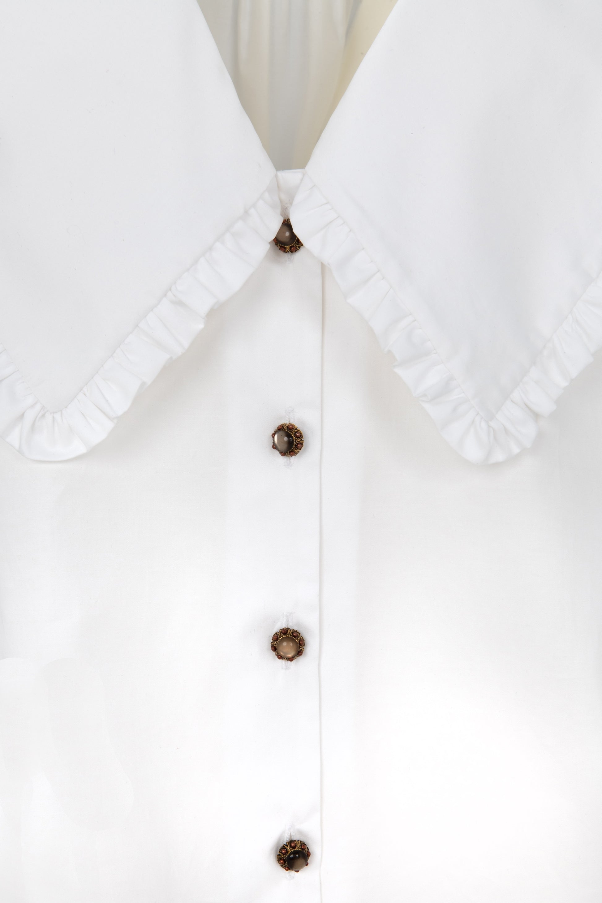 White cotton poplin oversize shirt with ruffle collar and 1930s vintage buttons by Botteghe Oscure –  close-up